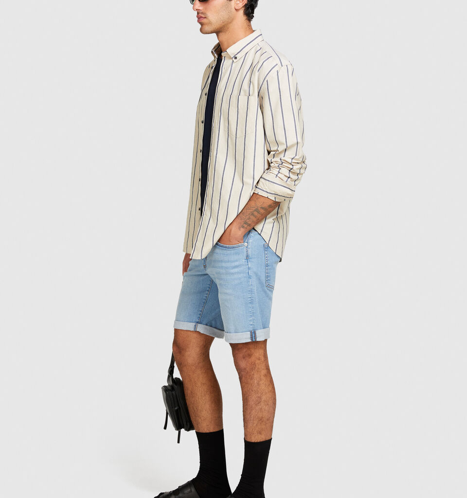 Slim comfort fit denim shorts - men's jean shorts - Light Blue | Sisley image number 2